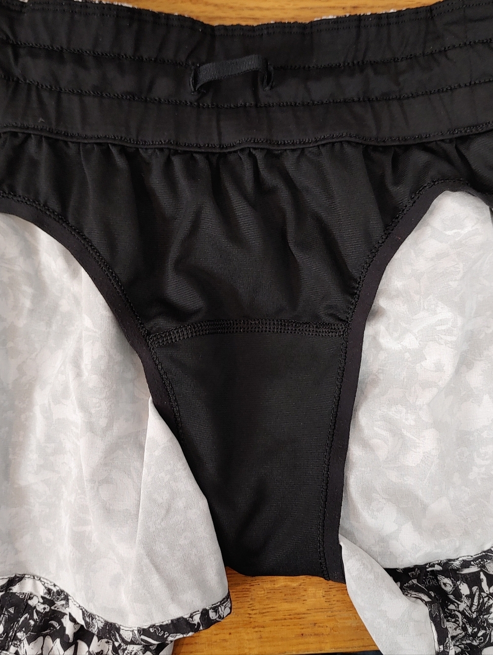 Lululemon Tracker Running Short V (4")Mash Up White /Black Floral Size 10 - Picture 8 of 14